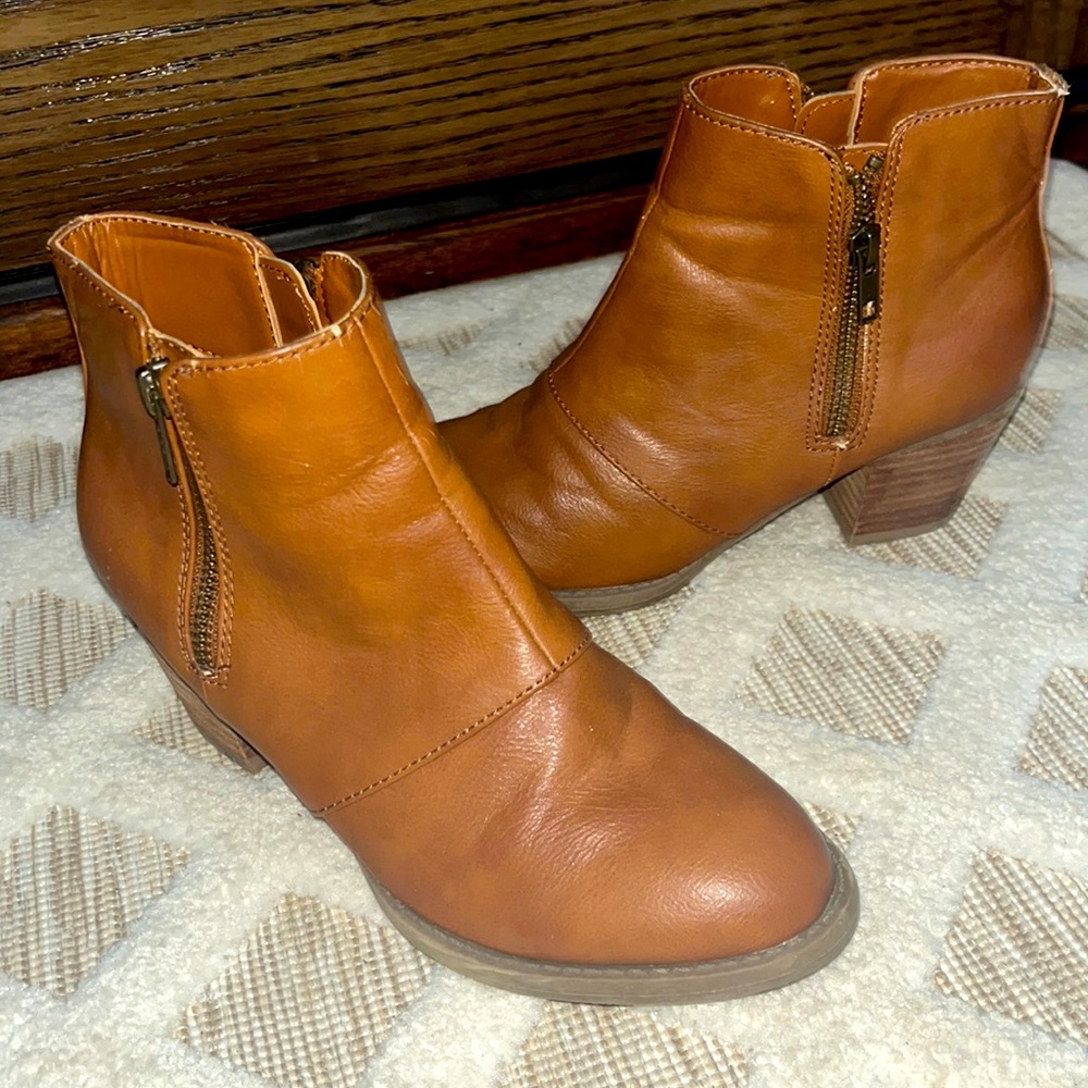 American Eagle Size 6, small scuff Brown Booties! Adorable and soft!